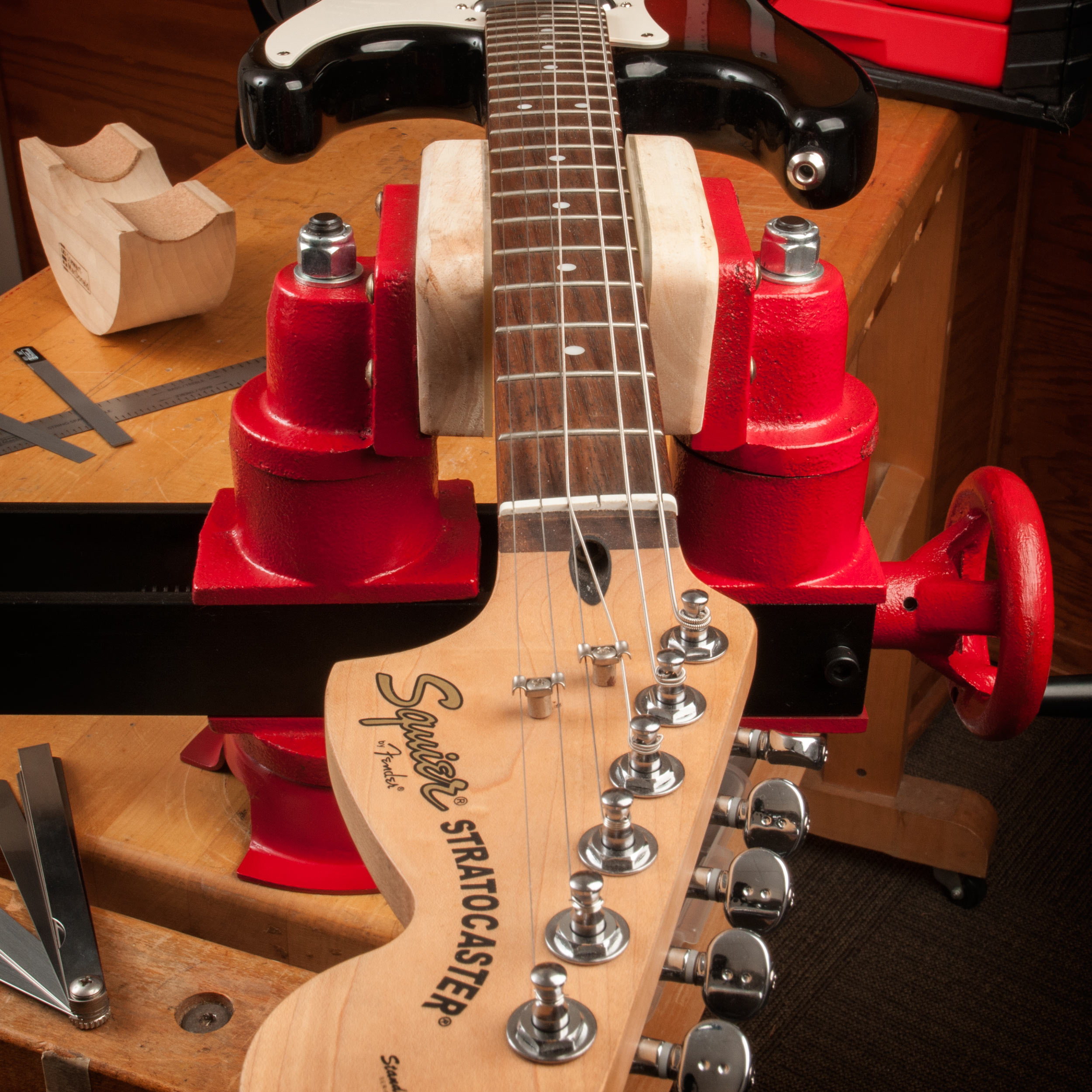 Étau de réparation de guitare